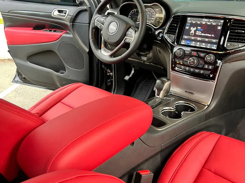 Jeep Grand Cherokee Altitude 4x4 2020 — Interior