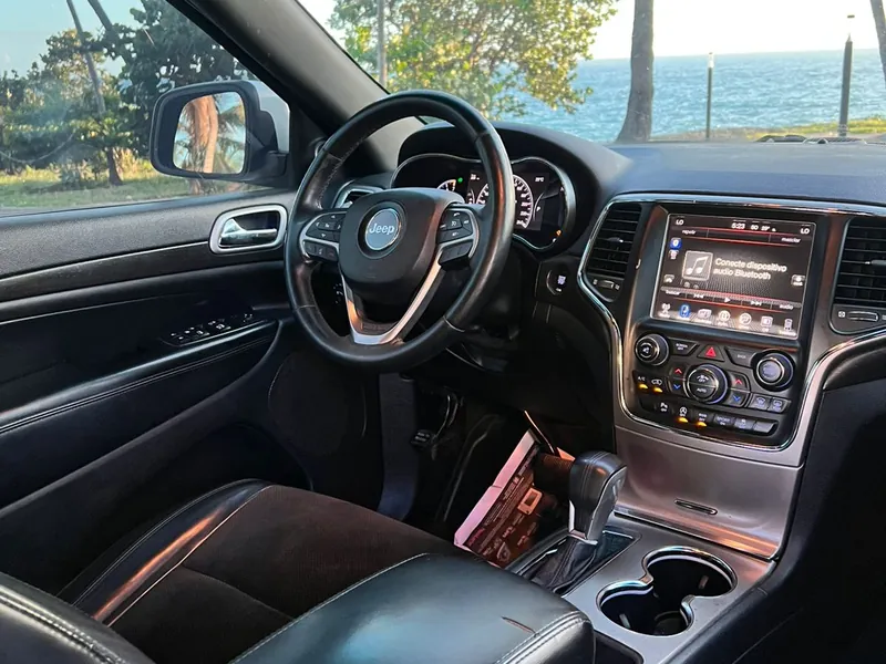 Jeep Grand Cherokee Altitude 2018 — Interior