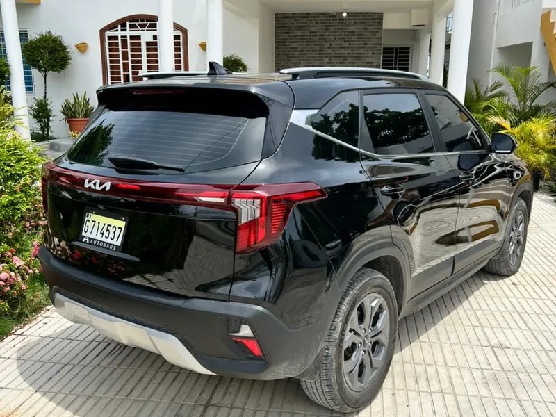 Kia Seltos 2025 — Vista trasera